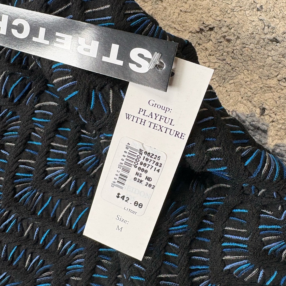 Black and Blue Textured Stretch Top - Picture 2 of 4